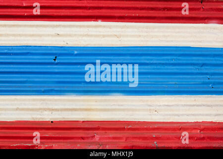 Thailändische Flagge auf alten Wellblech Metall wall Panel in Koh Lanta Altstadt lackiert Stockfoto