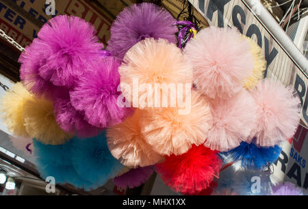 Satz von der bunten Pompons im Basar Stockfoto