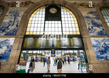 Sao Bento Bahnhof, concourse mit Azulojos Fliesen, Porto, Porto, Portugal, Europa Stockfoto