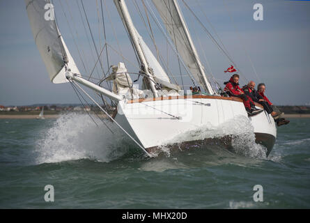 Die yacht Suhaili auf die Robin Knox-Johnston der erste Mensch geworden ist, um die Welt zu segeln - übergeben und non-stop in der 1968 Golden Globe Race. Stockfoto