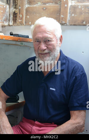 Sir Robin Knox-Johnston auf Suhaili, auf dem er der erste Mensch wurde, um die Welt zu segeln - übergeben und non-stop in der 1968 Golden Globe Race Stockfoto