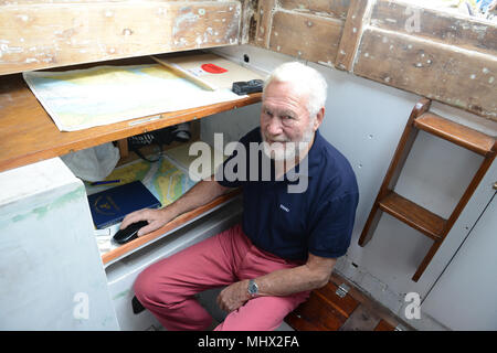 Sir Robin Knox-Johnston auf Suhaili, auf dem er der erste Mensch wurde, um die Welt zu segeln - übergeben und non-stop in der 1968 Golden Globe Race Stockfoto