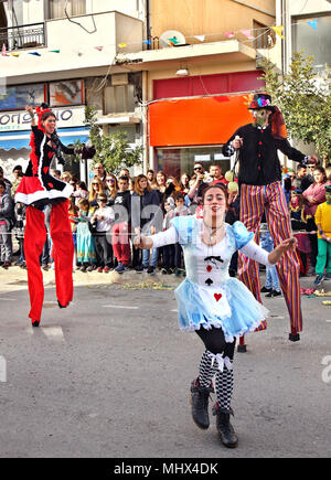 Szene aus den berühmten Karneval von Ierapetra mit Dutzenden von Gruppen und mehr als 1.000 Teilnehmer. Präfektur Lassithi, Kreta, Griechenland. Stockfoto