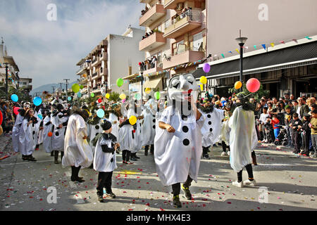 Szene aus den berühmten Karneval von Ierapetra mit Dutzenden von Gruppen und mehr als 1.000 Teilnehmer. Präfektur Lassithi, Kreta, Griechenland. Stockfoto