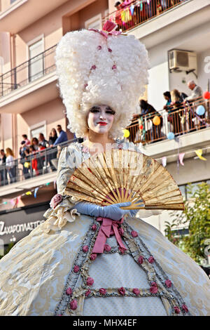 Szene aus den berühmten Karneval von Ierapetra mit Dutzenden von Gruppen und mehr als 1.000 Teilnehmer. Präfektur Lassithi, Kreta, Griechenland. Stockfoto