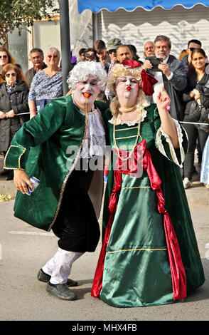 Szene aus den berühmten Karneval von Ierapetra mit Dutzenden von Gruppen und mehr als 1.000 Teilnehmer. Präfektur Lassithi, Kreta, Griechenland. Stockfoto