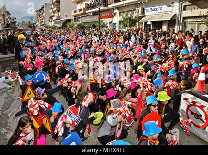 Szene aus den berühmten Karneval von Ierapetra mit Dutzenden von Gruppen und mehr als 1.000 Teilnehmer. Präfektur Lassithi, Kreta, Griechenland. Stockfoto