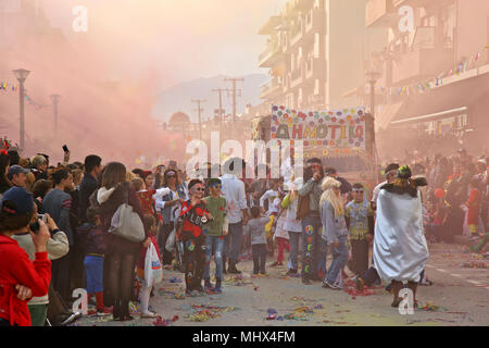 Szene aus den berühmten Karneval von Ierapetra mit Dutzenden von Gruppen und mehr als 1.000 Teilnehmer. Präfektur Lassithi, Kreta, Griechenland. Stockfoto