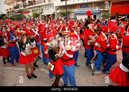 Szene aus den berühmten Karneval von Ierapetra mit Dutzenden von Gruppen und mehr als 1.000 Teilnehmer. Präfektur Lassithi, Kreta, Griechenland. Stockfoto