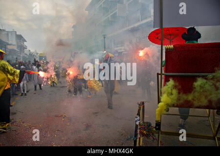 Szene aus den berühmten Karneval von Ierapetra mit Dutzenden von Gruppen und mehr als 1.000 Teilnehmer. Präfektur Lassithi, Kreta, Griechenland. Stockfoto