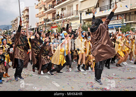 Szene aus den berühmten Karneval von Ierapetra mit Dutzenden von Gruppen und mehr als 1.000 Teilnehmer. Präfektur Lassithi, Kreta, Griechenland. Stockfoto