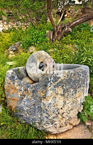 Alte Mühlstein in Anatoli Dorf, eines der schönsten Bergdörfer der Gemeinde Ierapetra, Lassithi, Kreta, Griechenland. Stockfoto