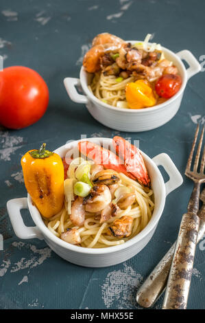 GarlickySeafood Pasta Spaghetti mit Muscheln, Garnelen, Meeresfrüchte Cocktail Nahaufnahme Garnelen Pasta. Stockfoto