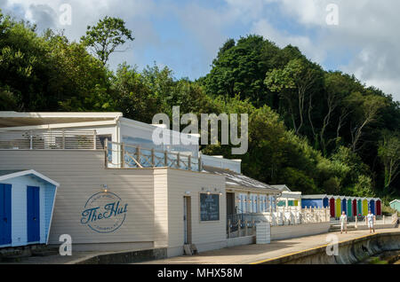 "Die Hütte" ein Strandrestaurant und Bar, Colwell Bay auf der Isle of Wight in Südengland. Stockfoto