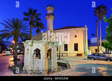 Die osmanischen Brunnen und die Moschee im alten Teil (die Einheimischen nennen es "Kato Mera") von Ierapetra, Lassithi Präfektur, Insel Kreta, Griechenland. Stockfoto