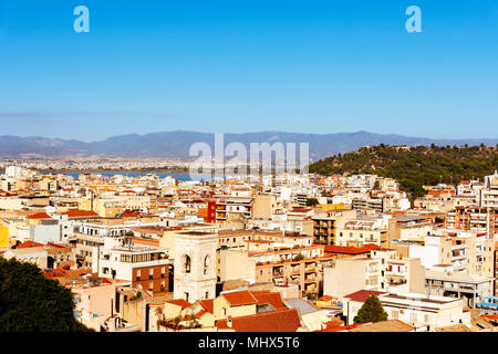 Ein Luftbild von Cagliari, Sardinien, Italien, mit der Montelargius See und Quartu Sant Elena im Hintergrund Stockfoto