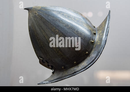 Mittelalterlichen Krieg morion Helm Bügeleisen auf weißem Hintergrund Stockfoto