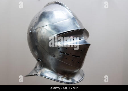 Mittelalterlichen Krieg morion Helm Bügeleisen auf weißem Hintergrund Stockfoto