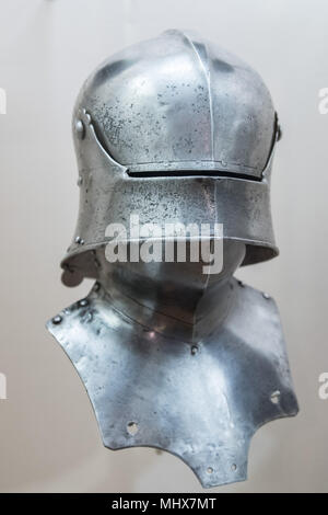 Mittelalterlichen Krieg morion Helm Bügeleisen auf weißem Hintergrund Stockfoto