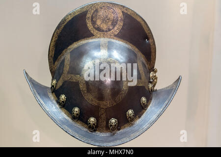 Mittelalterlichen Krieg morion Helm Bügeleisen auf weißem Hintergrund Stockfoto