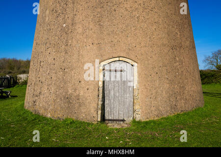 Knowle Mühle, heute als Bembridge Windmill bekannt, ist ein Grad I Turm Windmühle bei Bembridge, Isle of Wight, Hampshire, England aufgeführt. Stockfoto