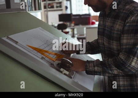 Architekten arbeiten an Blaupause für die Ausarbeitung der Tabelle Stockfoto