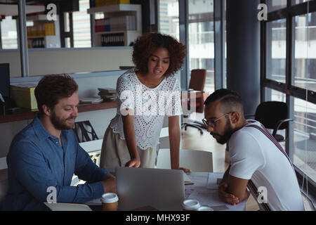 Architekten diskutieren über Laptop Stockfoto