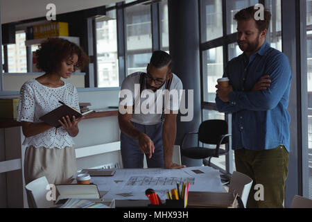 Architekten diskutieren über Blueprint Stockfoto