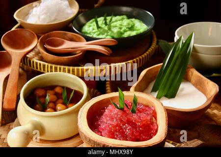 Es SUMSUM oder Es LODER. Iced Dessert Getränke von pandan Reis Pudding mit Sago Tapioka perlen Klebreis Kugeln in Kokosmilch. Stockfoto