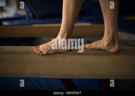 Sportlerin Balancieren auf Bar aus Holz Stockfoto
