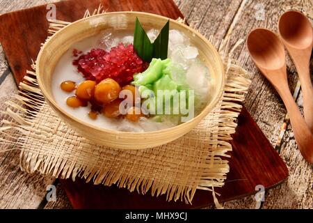 Es SUMSUM oder Es LODER. Iced Dessert Getränke von pandan Reis Pudding mit Sago Tapioka perlen Klebreis Kugeln in Kokosmilch. Stockfoto