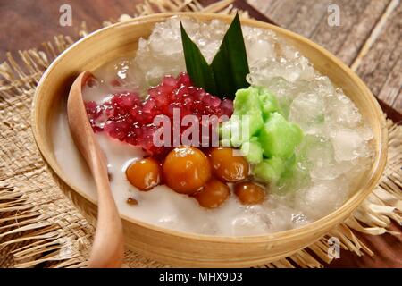 Es SUMSUM oder Es LODER. Iced Dessert Getränke von pandan Reis Pudding mit Sago Tapioka perlen Klebreis Kugeln in Kokosmilch. Stockfoto