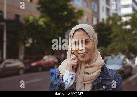Urban hijab Frau Gespräch am Handy Stockfoto