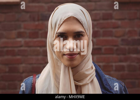 Hijab Frau an der Kamera auf der Suche Stockfoto