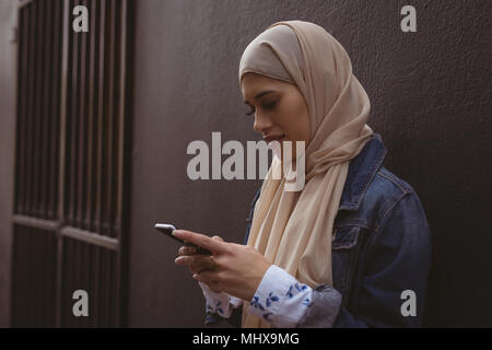 Hijab Frau mit Mobiltelefon Stockfoto