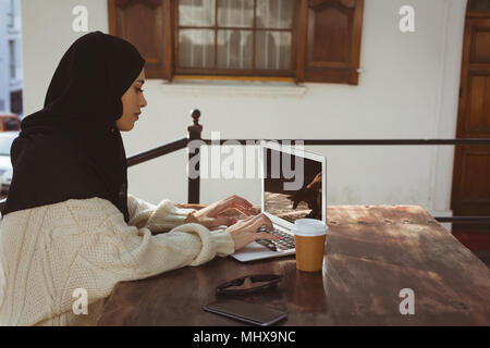 Hijab Frau mit Laptop auf dem Tisch Stockfoto