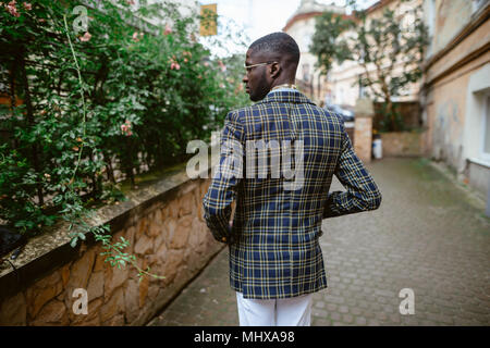 Geschäftsleute, Mode und moderne urban Lifestyle Konzept. Gut gekleideten erfolgreiche Banker im stilvollen Brillen und Klage im Freien stehend, auf der Suche ernsthafte Stockfoto