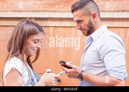 Junges Paar in Liebe tauscht Informationen mit smart phone Stockfoto