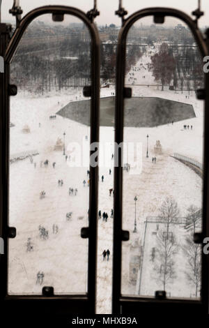 Luftaufnahme von Paris unter Schnee von der Place de la Concorde Rad Stockfoto