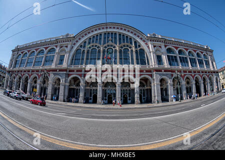 TURIN, Italien, 17. Juni 2017 - Tourist in dem Bahnhof Porta Nuova entfernt an einem sonnigen Tag. Besuchen Sie die berühmte Burg Platz mit alten Gebäuden und Stockfoto