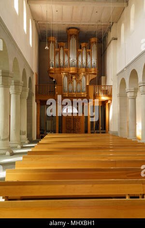 Stein am Rhein, Schweiz - Oktober 16, 2017: Die strenge Innere eines modernen Protestantischen Schweizer Kirche mit einer Orgel und Holzbänken Stockfoto