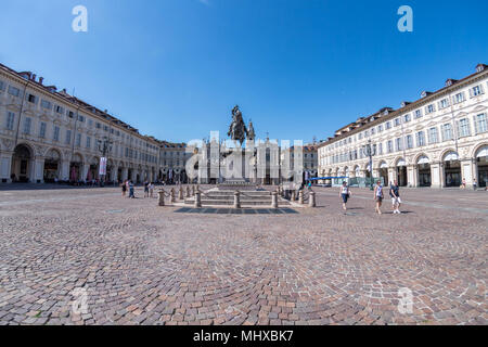 TURIN, Italien, 17. Juni 2017 - Tourist in Piazza San Carlo auf sonnigen Tag. Die gut bekannten Schloss Ort mit alten Gebäuden und Denkmälern Stockfoto