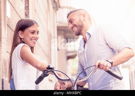 Junges Paar in Liebe sprechen auf der Straße Stockfoto