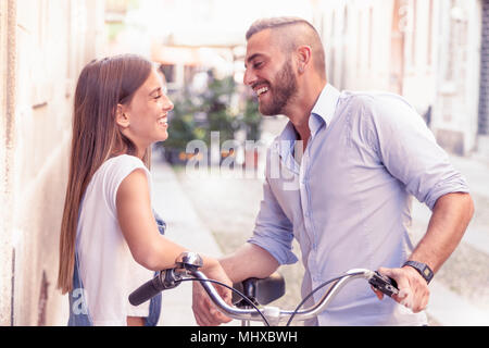 Junges Paar in Liebe sprechen auf der Straße Stockfoto