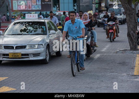 MALE, Malediven - 13. Februar 2016 - die Menschen in der Straße vor dem Abend beten Zeit in Male Malediven Hauptstadt kleine Insel Stadt Heavy Traffic Jam Stockfoto