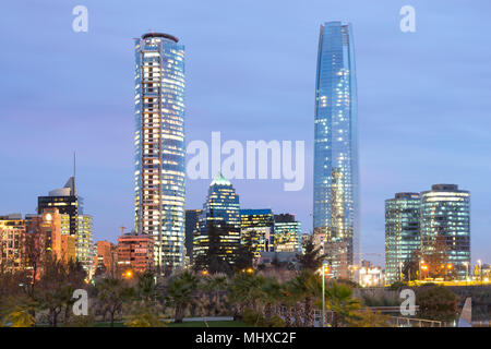 Skyline von Financial District in Las Condes von Bicentennial Park in Vitacura, Santiago de Chile, Südamerika Stockfoto