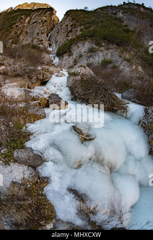 Gefrorene Creek kleiner Wasserfall in den Bergen Winter Stockfoto