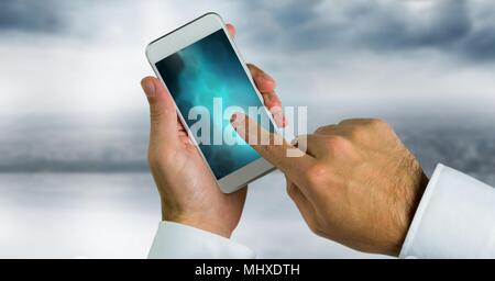Hand berühren Telefon mit blauen Gradienten Stockfoto