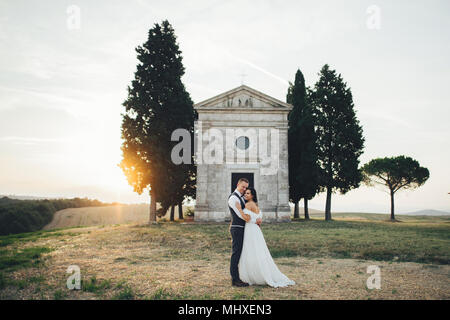 Gerne stilvolle lächelndes Paar wandern in der Toskana, Italien, am Tag ihrer Hochzeit. Stockfoto