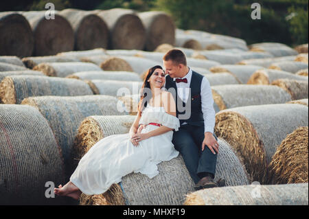 Gerne stilvolle lächelndes Paar und Küssen in der Toskana, Italien, am Tag ihrer Hochzeit. Stockfoto